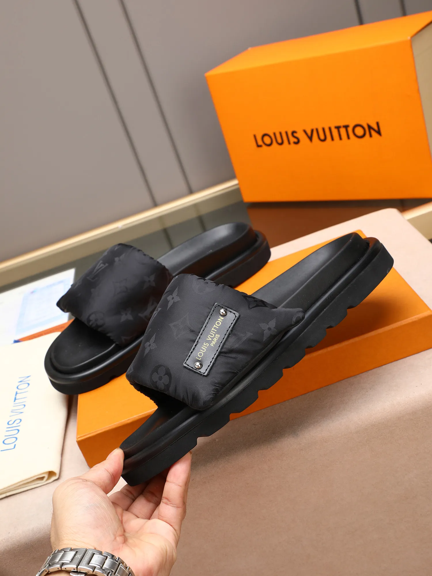 PP360 [LOUIS VUITTON] Louis Vuitton, LV printing, men's and women's slippers are on the market. The drawer box packaging comes with a cloth bag and a card. The upper pattern looks very soft and waxy, and it is a super versatile leg slimming tool. Fabric: imported denim/canvas/old fabric, LV hardware LOGO, official website pattern printing, comfortable to wear, feet: high-elastic PU water table. Sole: foam sole, heel height: about 5cm. Code number: 35-46, 35, 45, 46 are custom-made and non-returnable. Color: multiple colors and styles available.